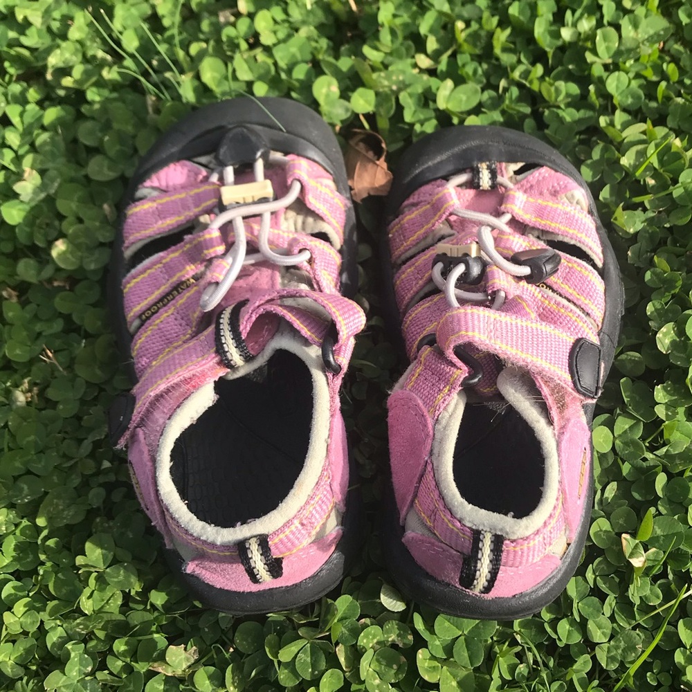 Great Keen kid shoes. Around a size 10/11.